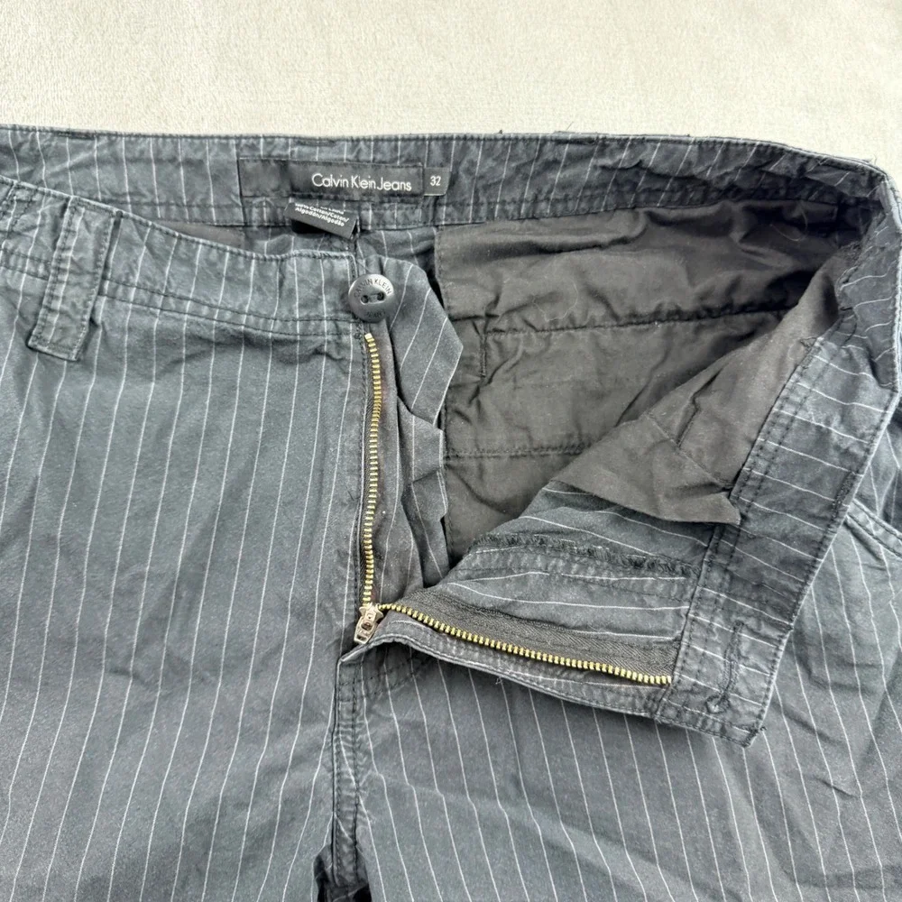 Calvin Klein Jeans Men's‎ Gray Pinstripe Flat Front Casual Chino Shorts Size 32